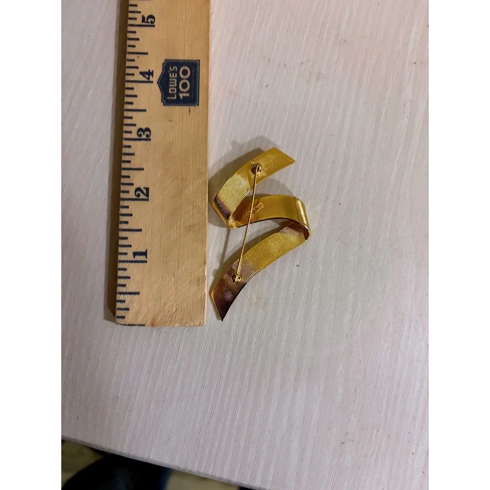 Monet Vintage‎ Gold Tone Ribbon Brooch Sculptural Wavy Abstract Modernist Pin